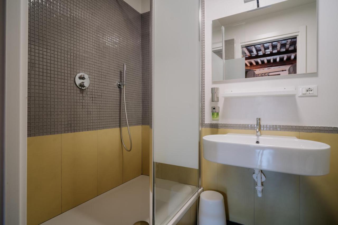 Le Stanze Del Piccadilly Hostel Genoa Bagian luar foto