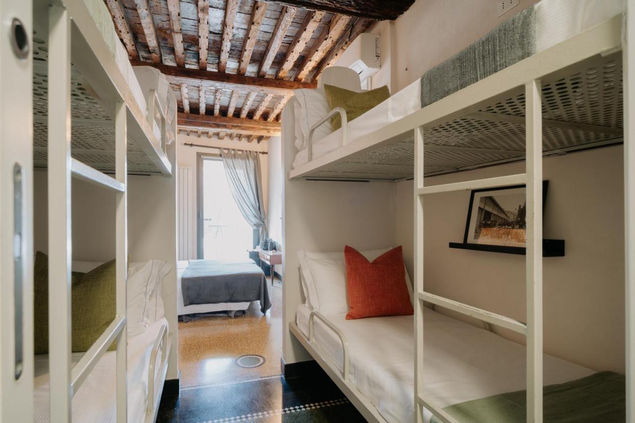 Le Stanze Del Piccadilly Hostel Genoa Bagian luar foto