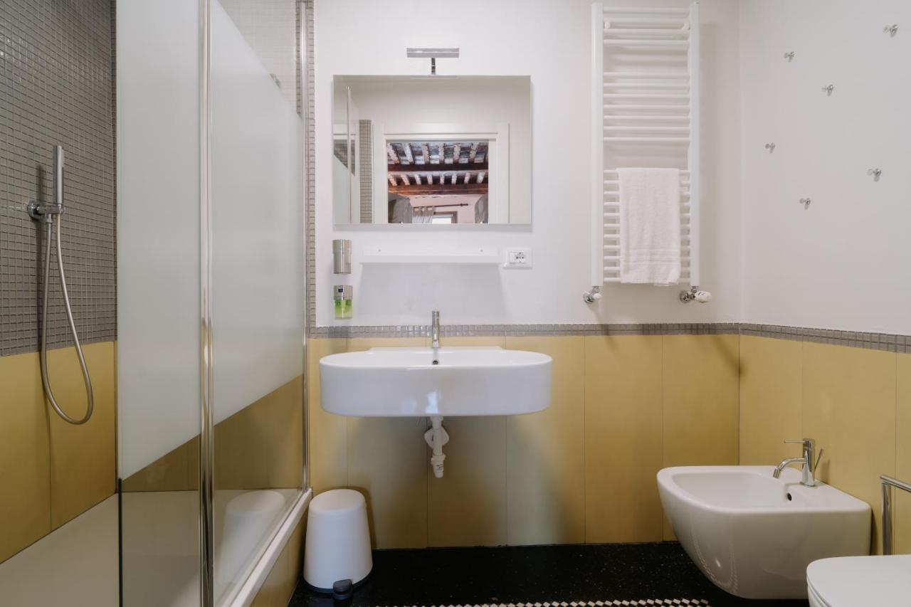 Le Stanze Del Piccadilly Hostel Genoa Bagian luar foto