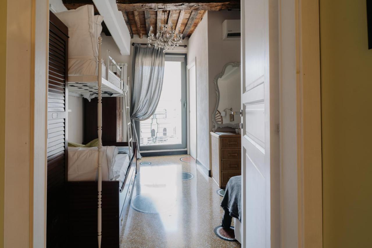 Le Stanze Del Piccadilly Hostel Genoa Bagian luar foto