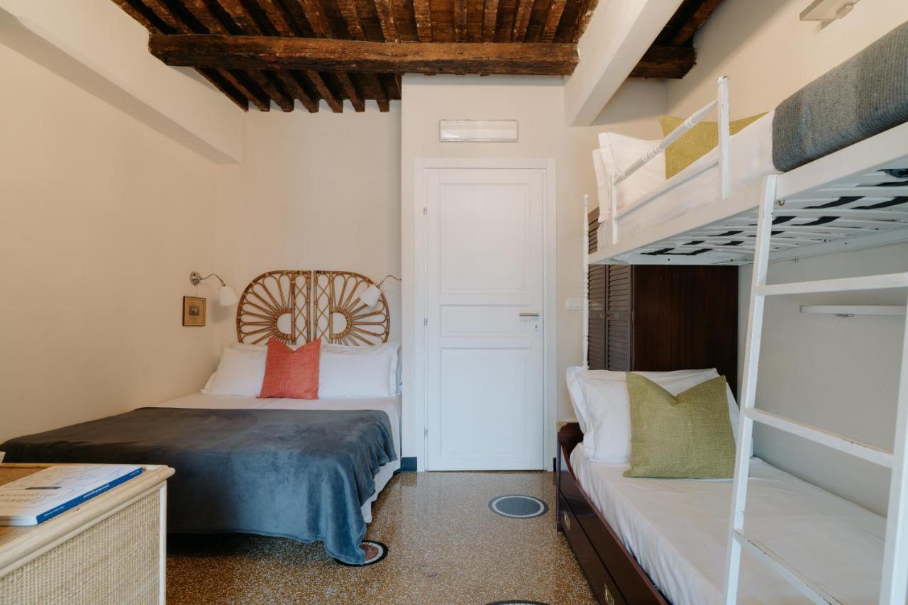 Le Stanze Del Piccadilly Hostel Genoa Bagian luar foto