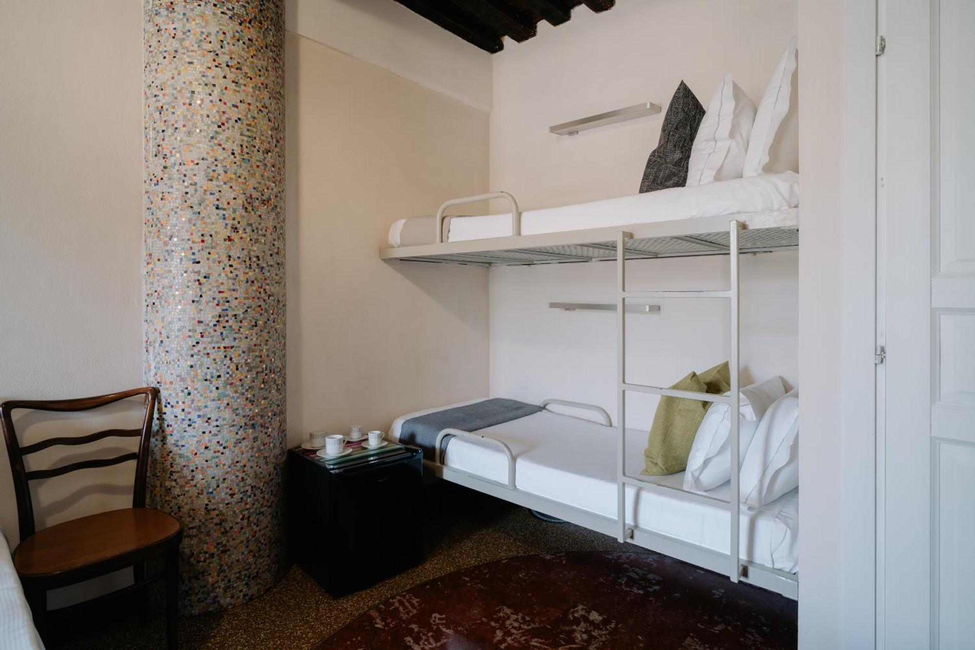 Le Stanze Del Piccadilly Hostel Genoa Bagian luar foto
