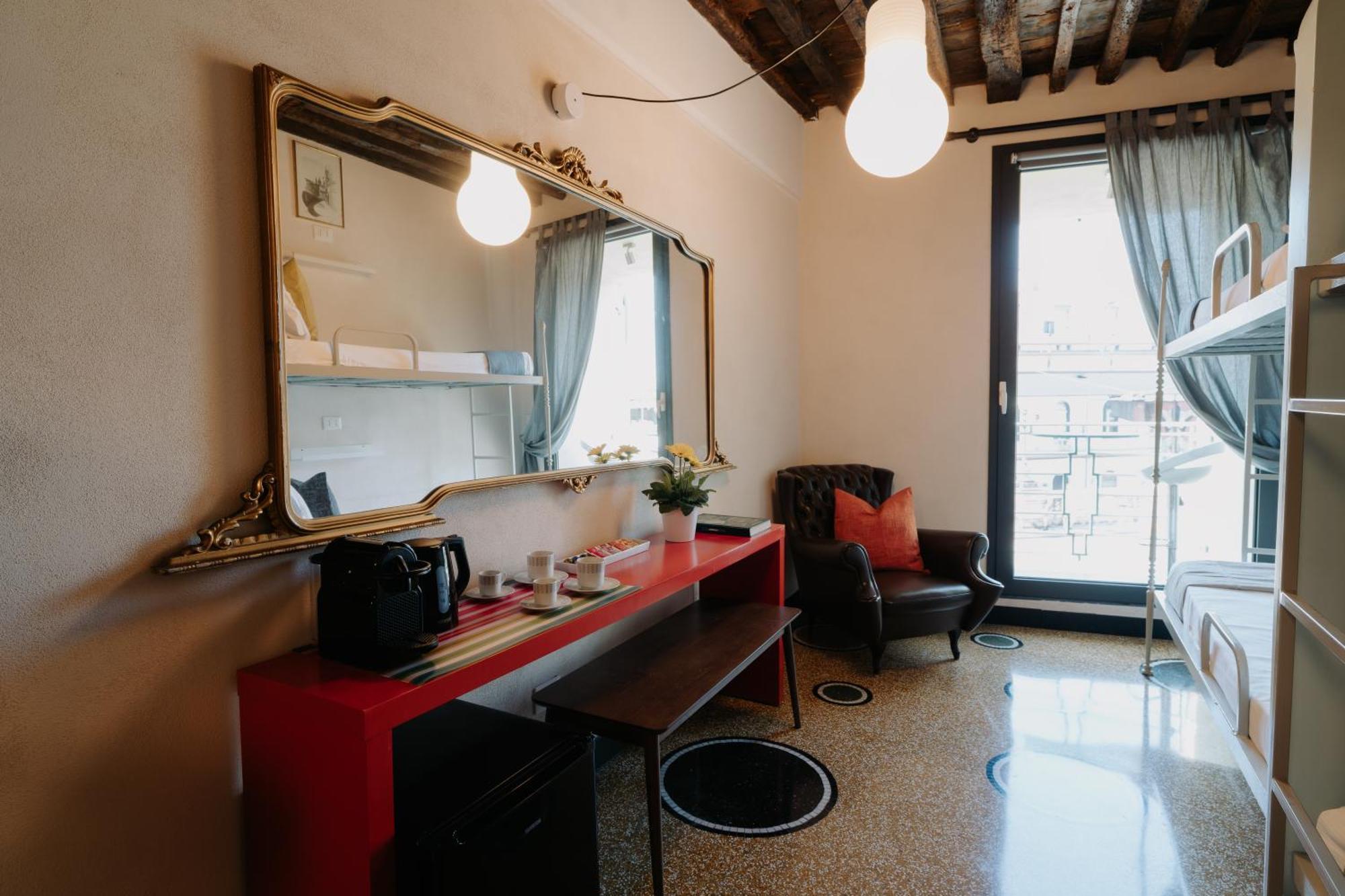 Le Stanze Del Piccadilly Hostel Genoa Bagian luar foto