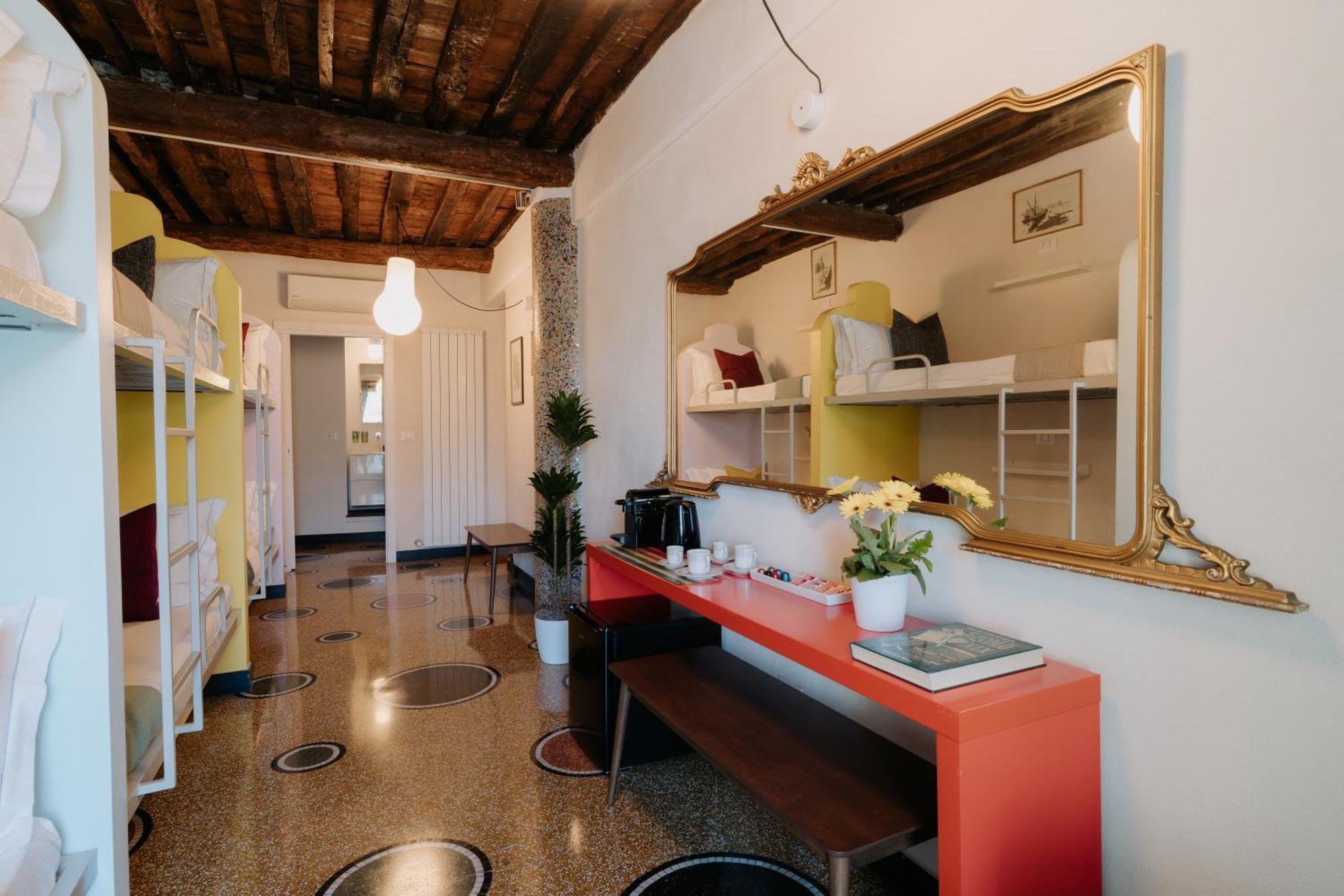 Le Stanze Del Piccadilly Hostel Genoa Bagian luar foto